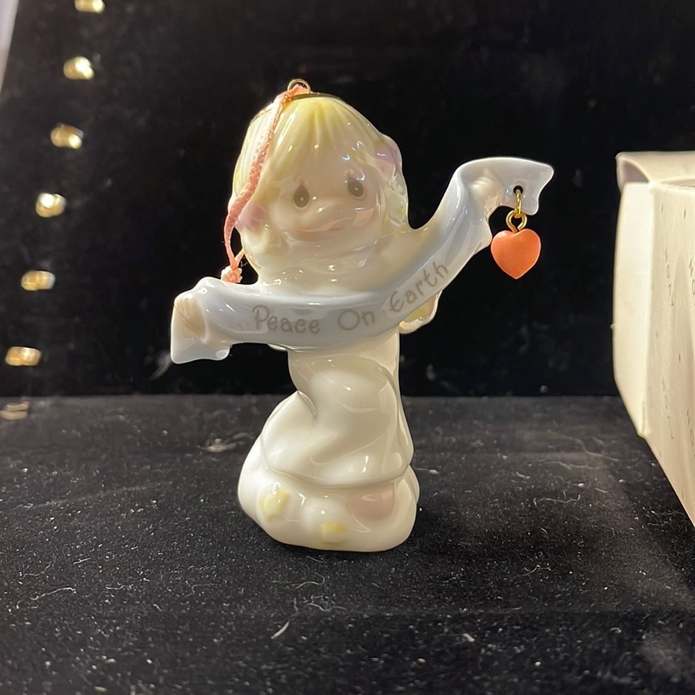Enesco Vintage (1998) Collectible for Avon Precious Moments “Peace on Earth”
